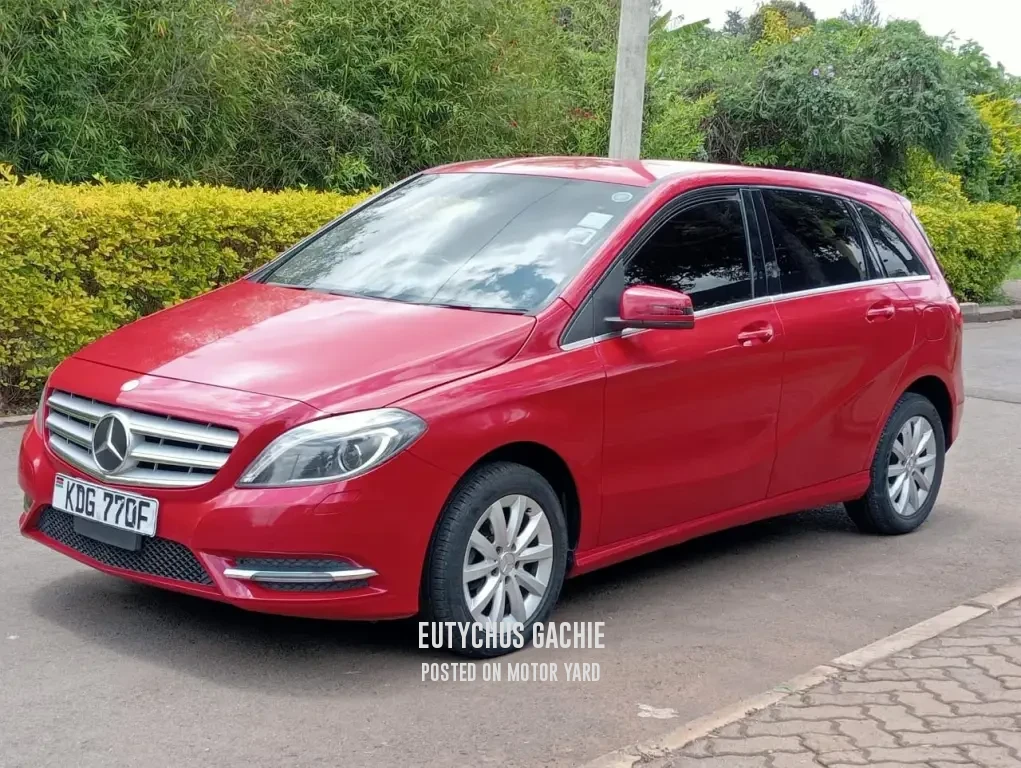 Mercedes-Benz B180 2014 Red