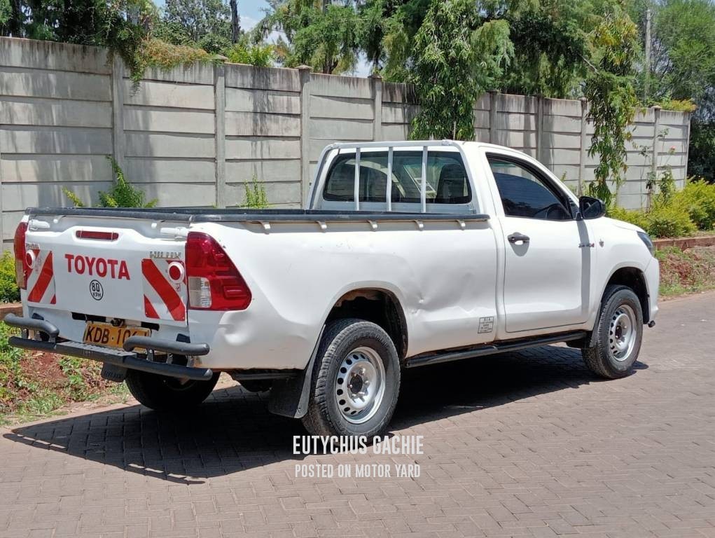Toyota Hilux 2020 White
