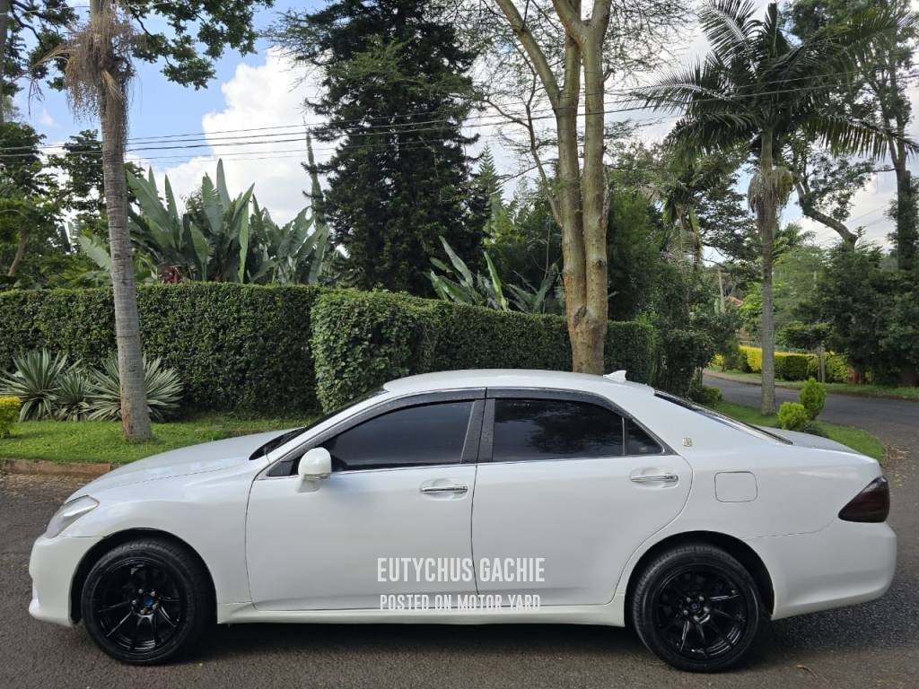 Toyota Crown 2011 White
