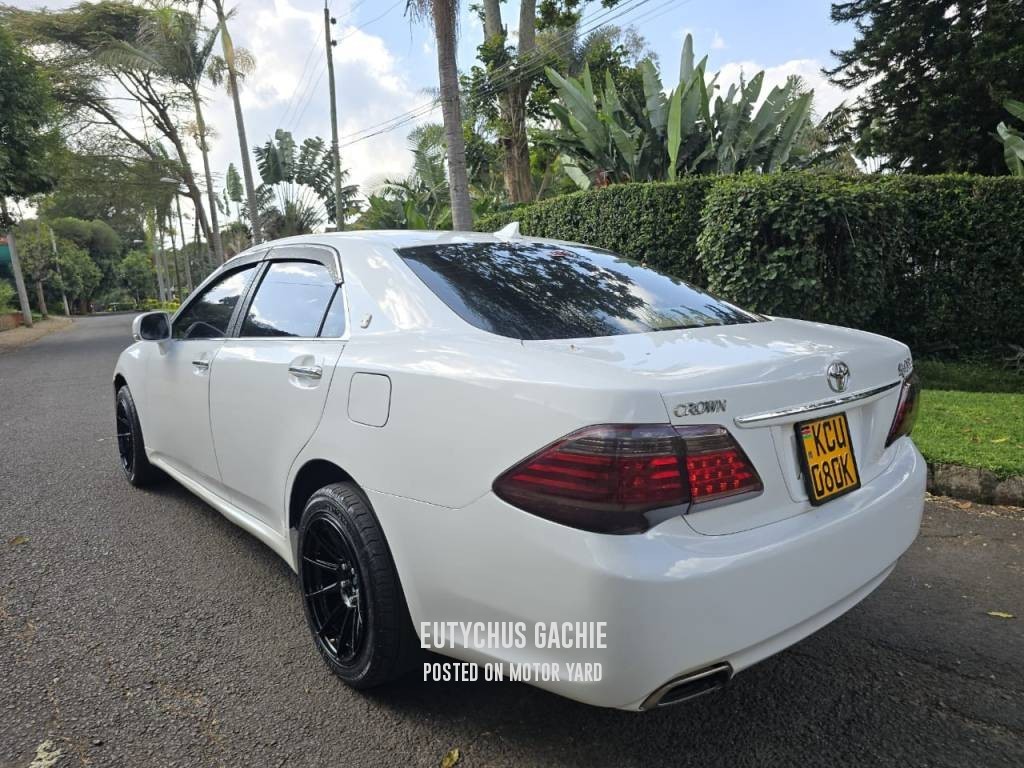 Toyota Crown 2011 White