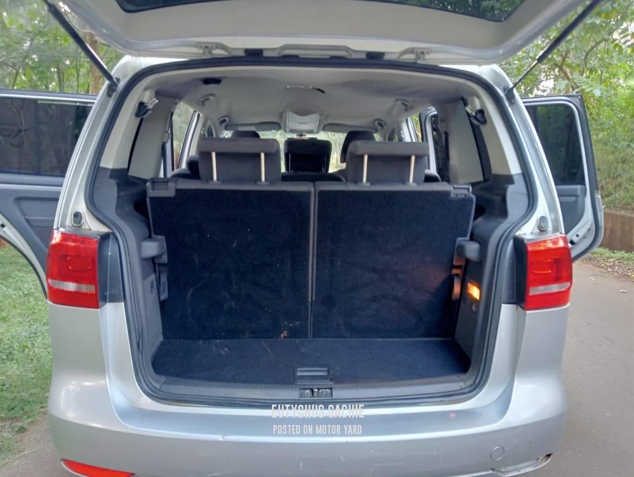 Volkswagen Touran 2011 Silver