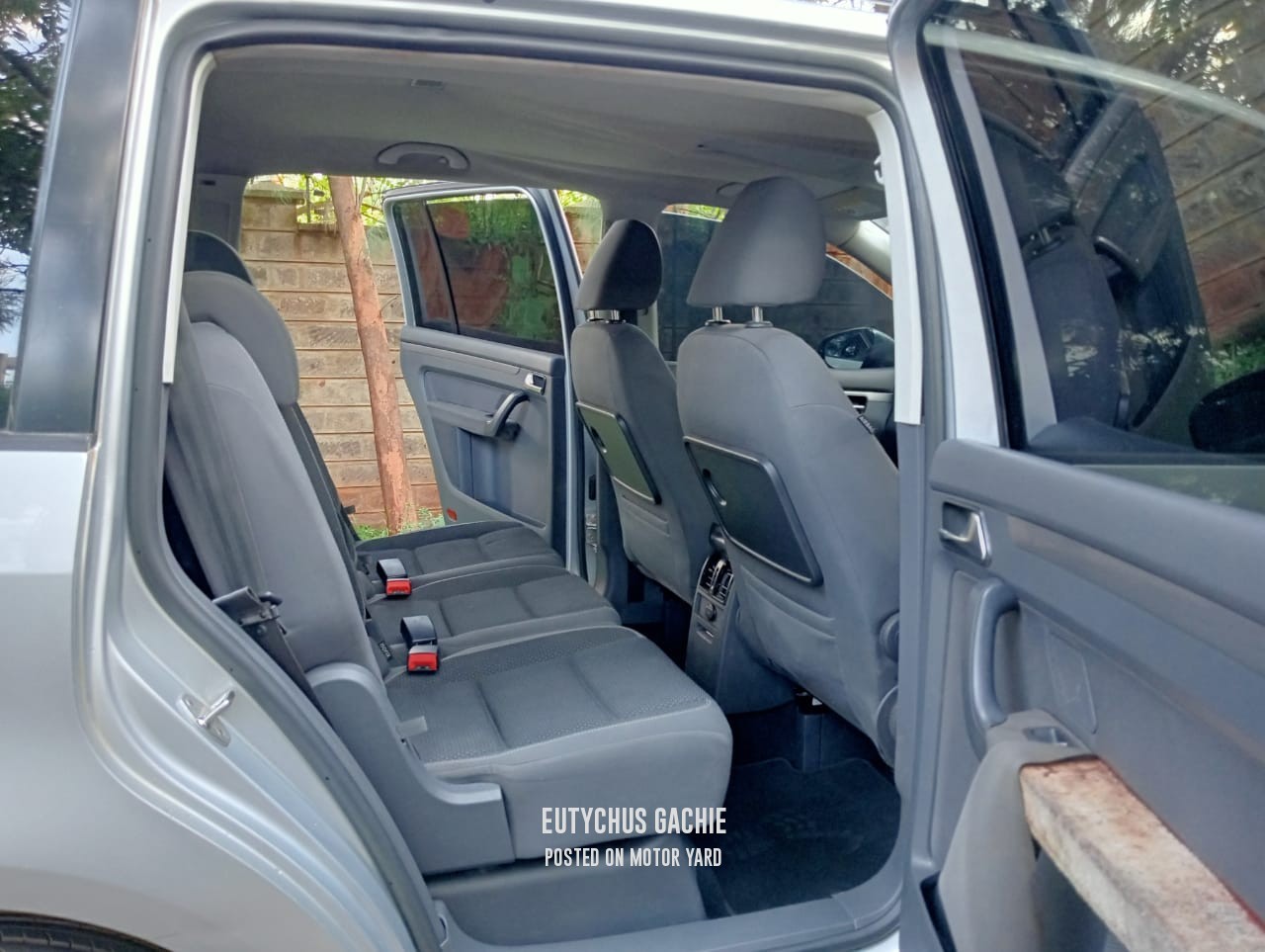 Volkswagen Touran 2011 Silver