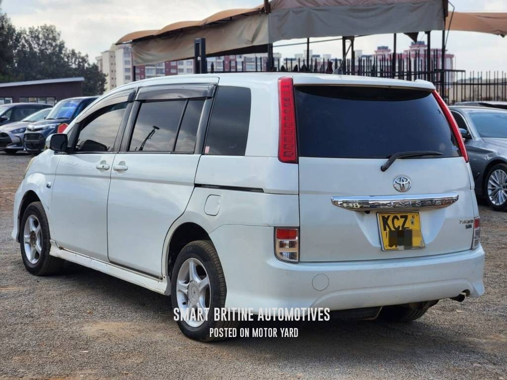 Toyota ISIS 2013 Pearl