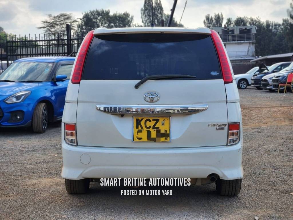 Toyota ISIS 2013 Pearl