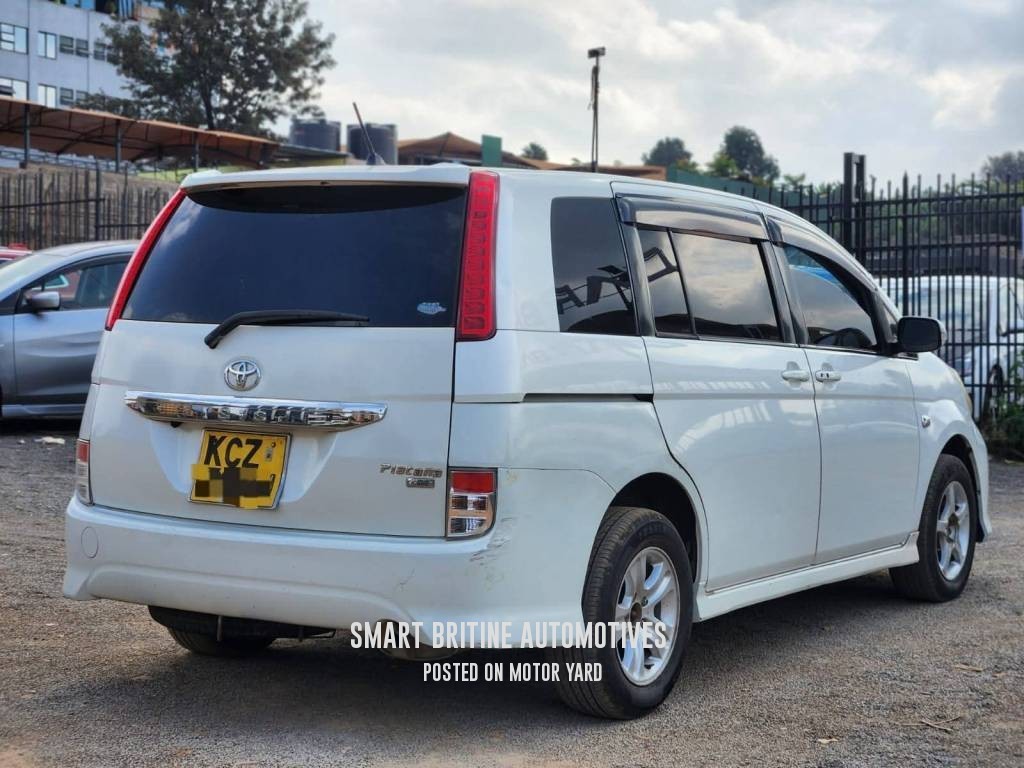 Toyota ISIS 2013 Pearl