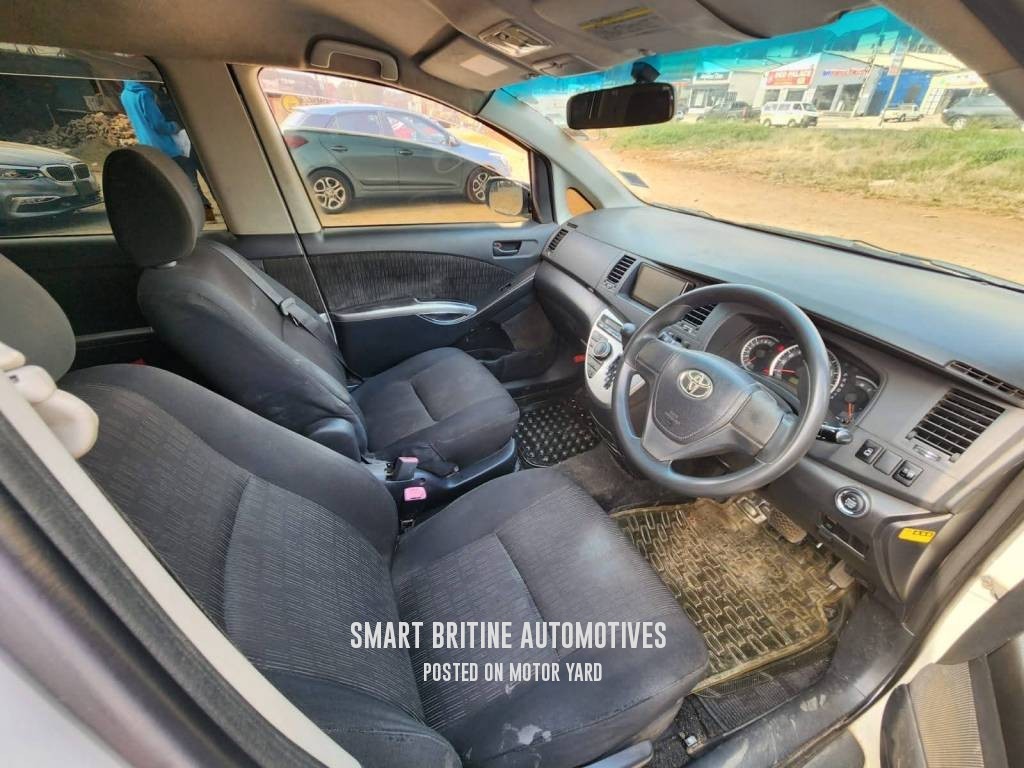 Toyota ISIS 2013 Pearl