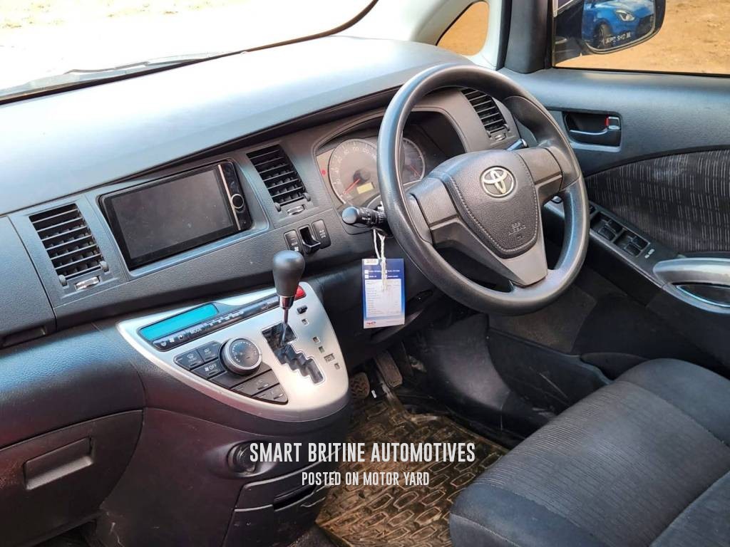 Toyota ISIS 2013 Pearl