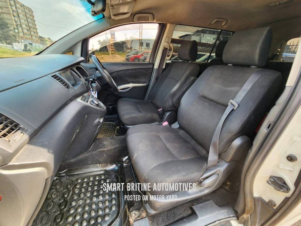 Toyota ISIS 2013 Pearl