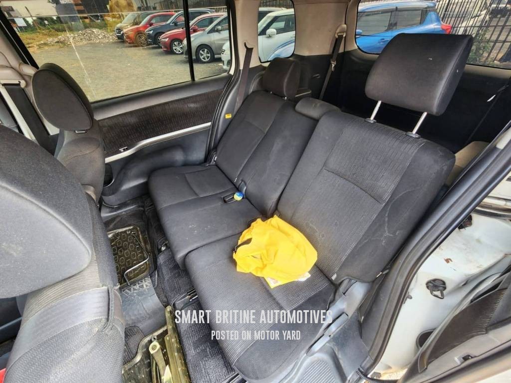 Toyota ISIS 2013 Pearl