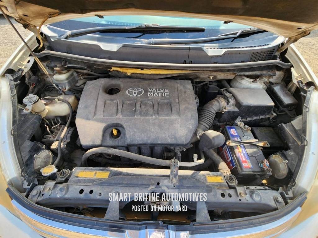 Toyota ISIS 2013 Pearl