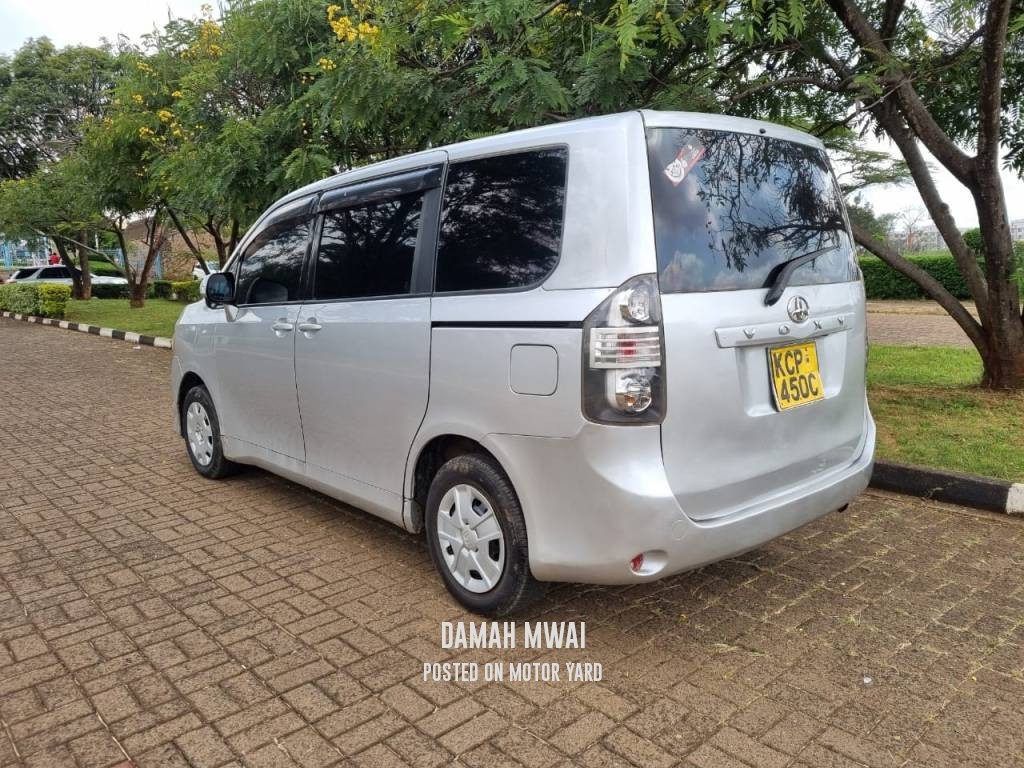 Toyota Voxy 2010 Silver