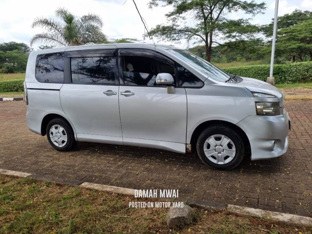 Toyota Voxy 2010 Silver