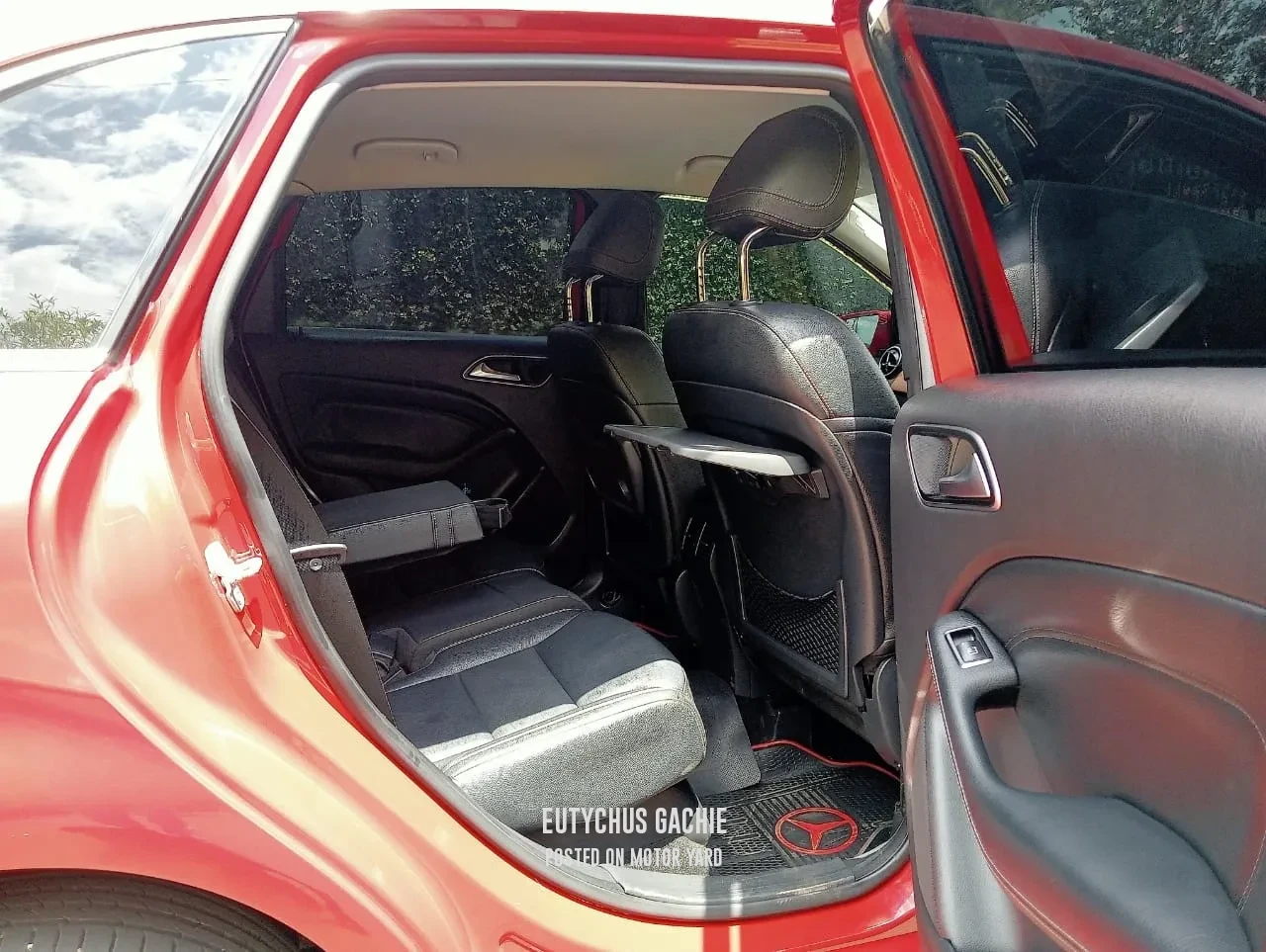 Mercedes-Benz B180 2014 Red