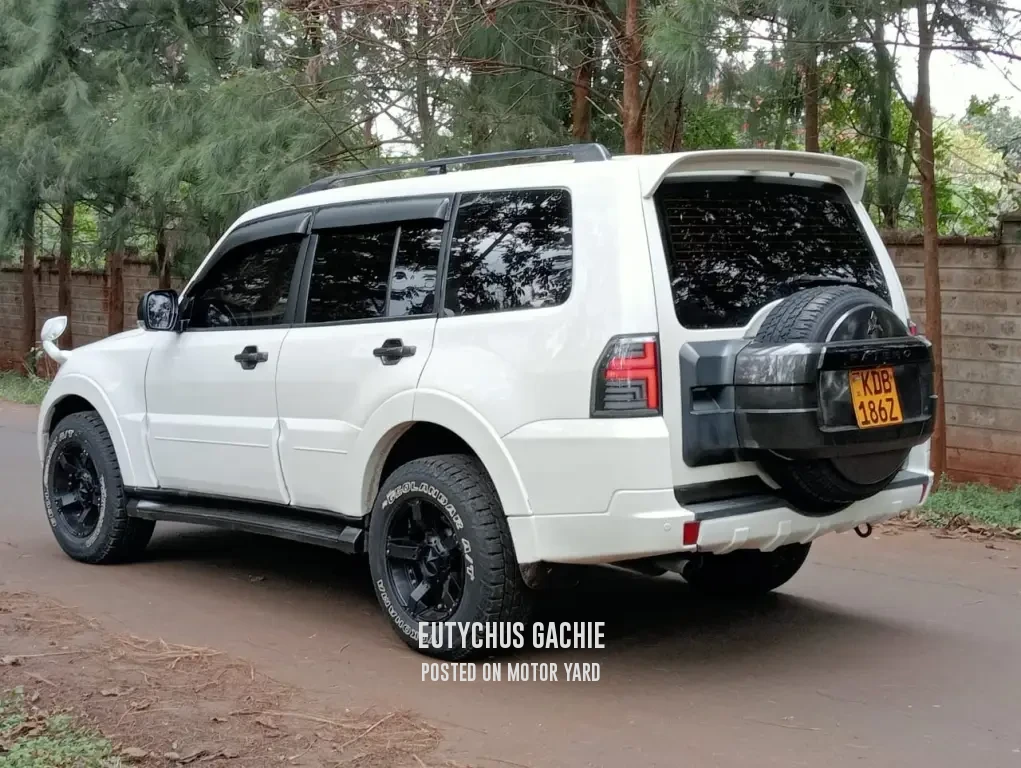 Mitsubishi Pajero Di-D 2014 Grey