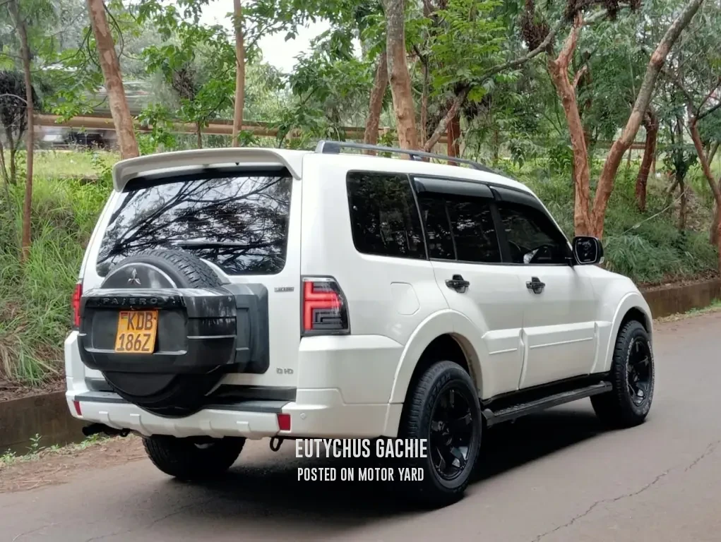 Mitsubishi Pajero Di-D 2014 Grey