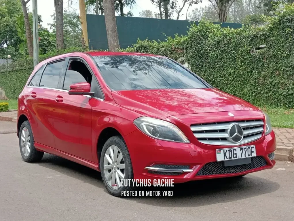 Mercedes-Benz B180 2014 Red