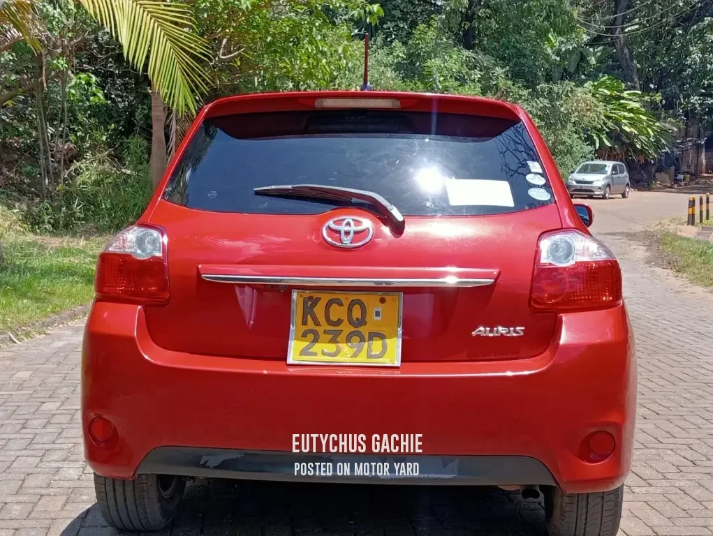 Toyota Auris 2011 Red