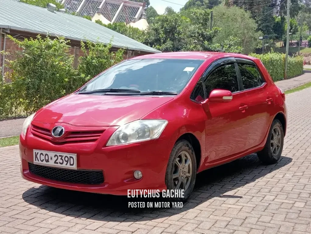 Toyota Auris 2011 Red
