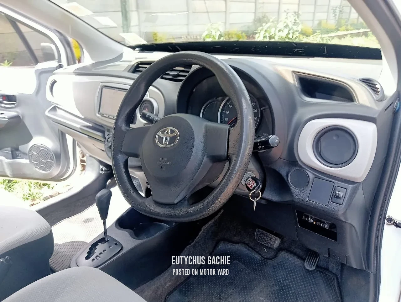 Toyota Vitz 2013 White