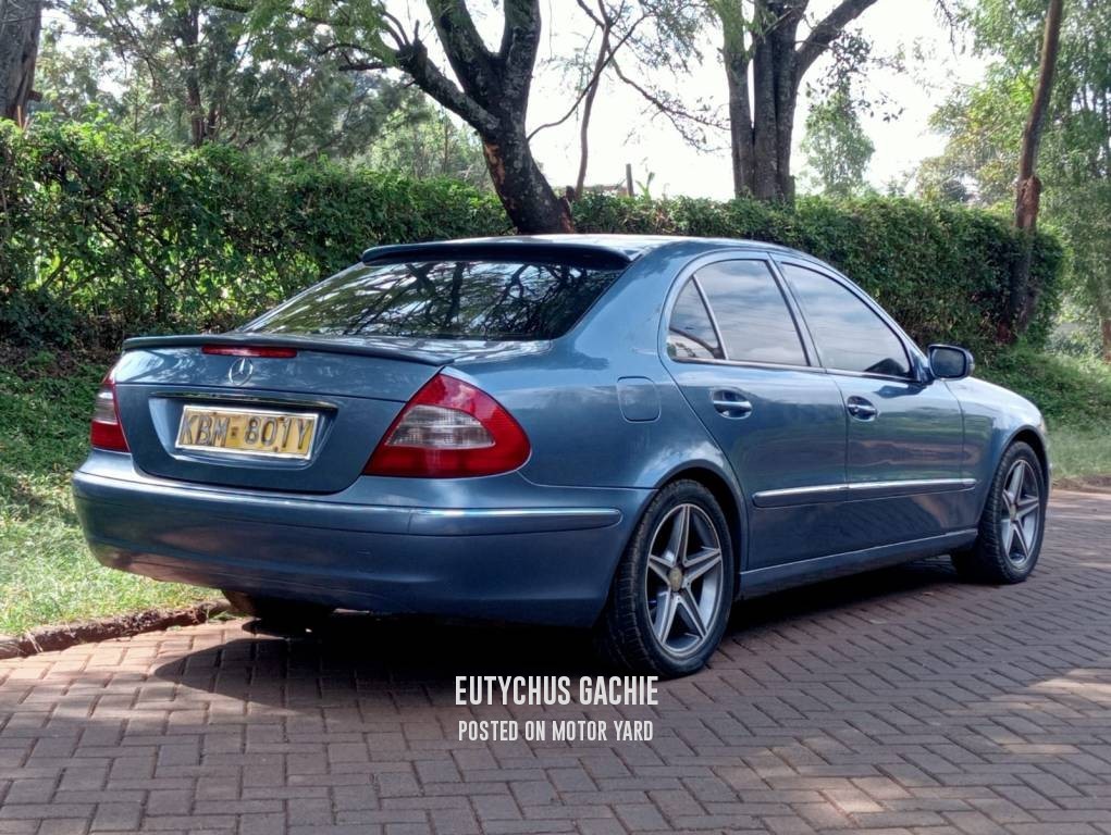 Mercedes-Benz E200 2006 Blue