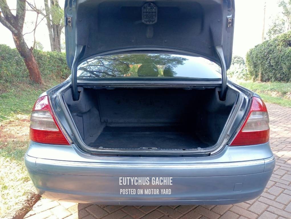 Mercedes-Benz E200 2006 Blue