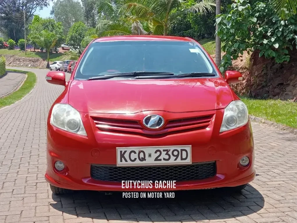 Toyota Auris 2011 Red