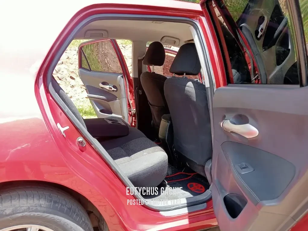 Toyota Auris 2011 Red