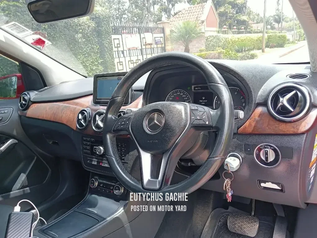 Mercedes-Benz B180 2014 Red