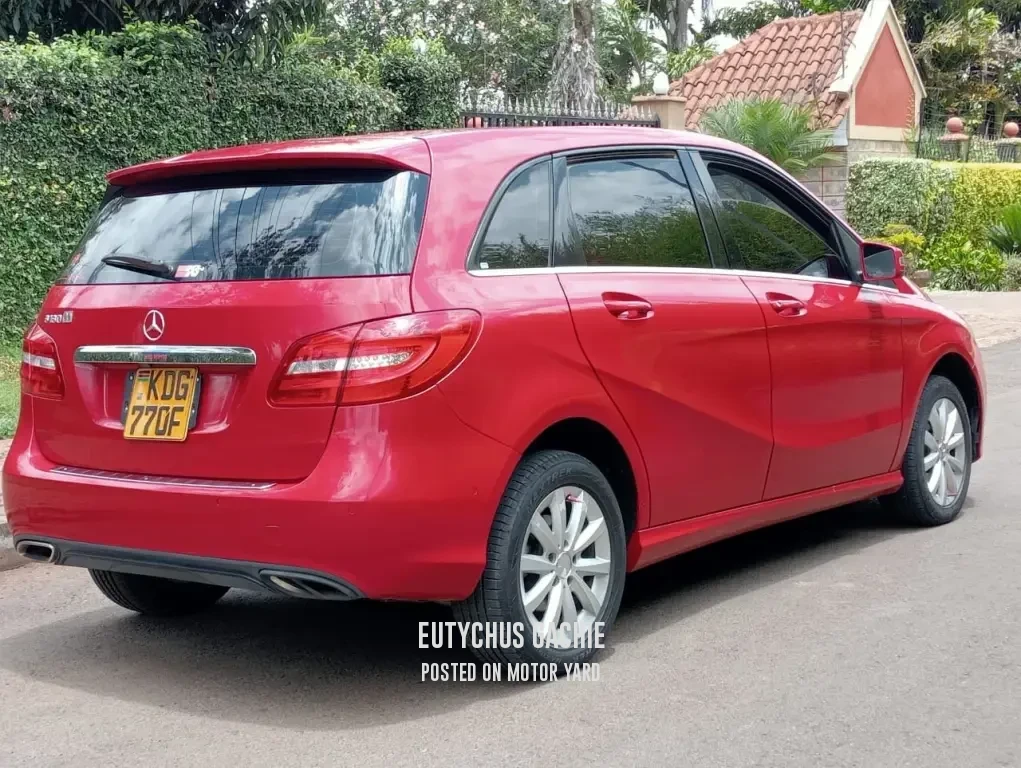 Mercedes-Benz B180 2014 Red
