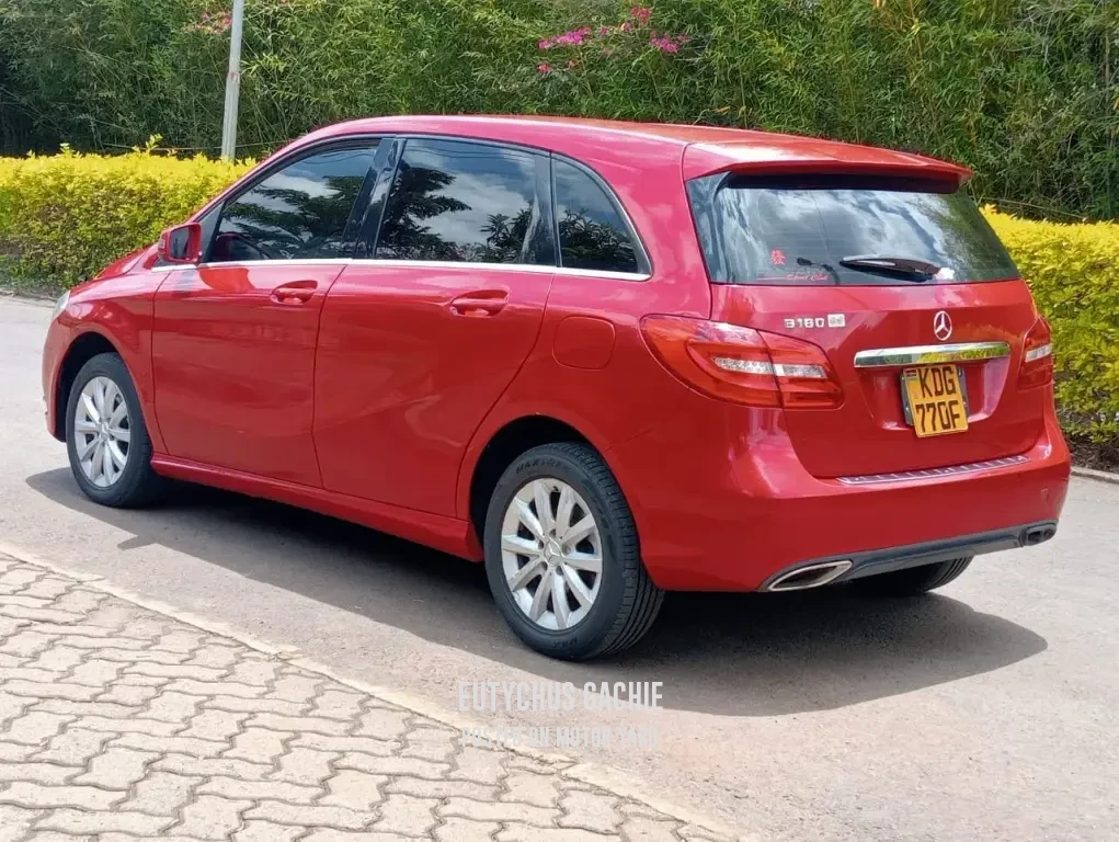 Mercedes-Benz B180 2014 Red