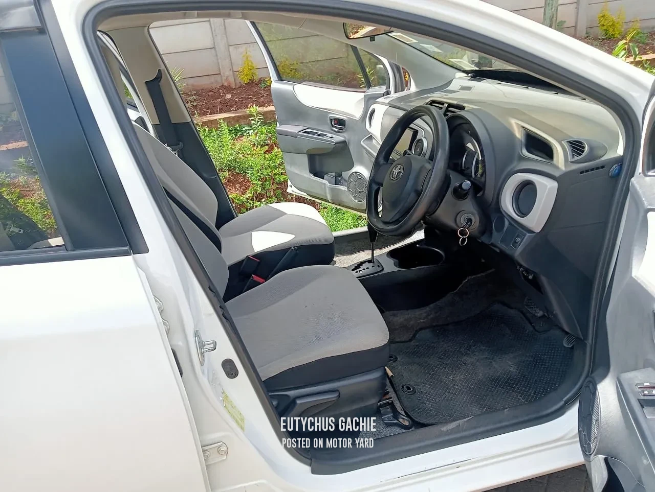 Toyota Vitz 2013 White