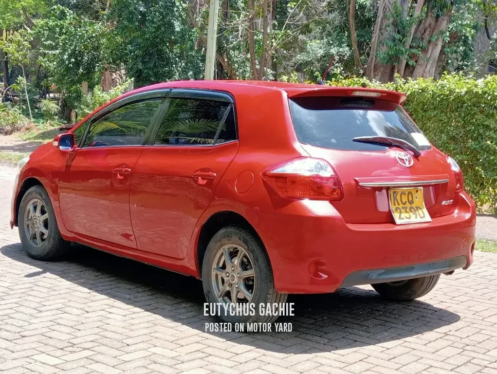 Toyota Auris 2011 Red