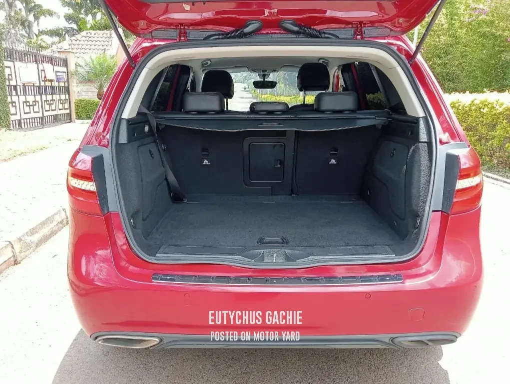 Mercedes-Benz B180 2014 Red