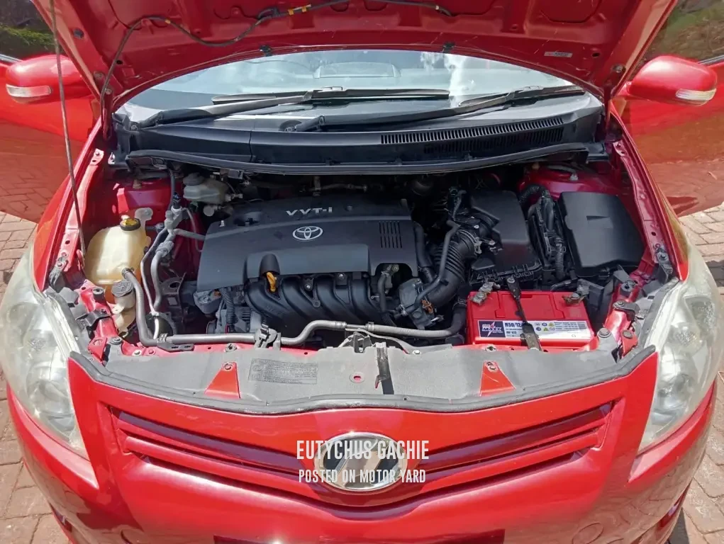 Toyota Auris 2011 Red