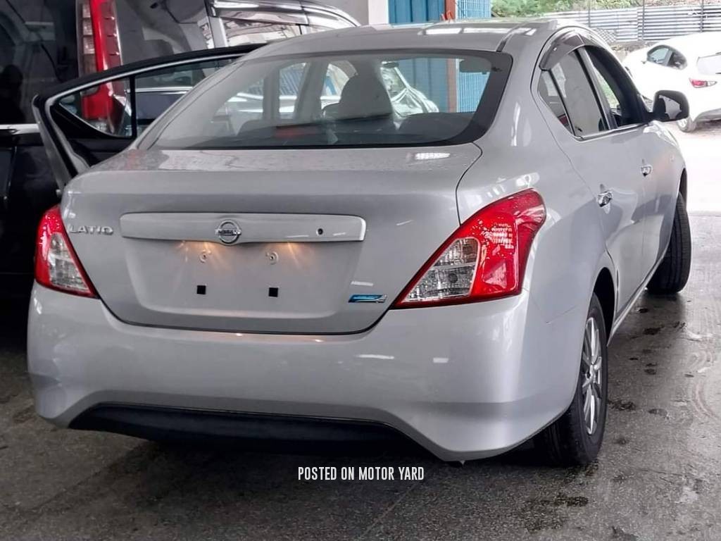 Nissan Latio 2017 Silver