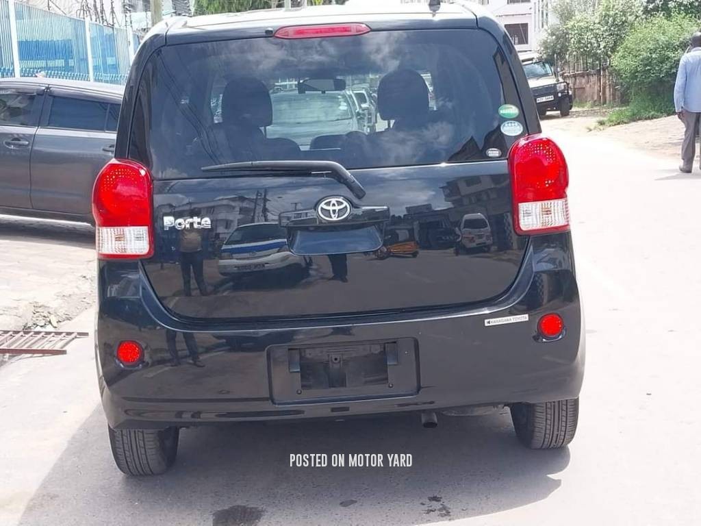 Toyota Porte 2017 Black