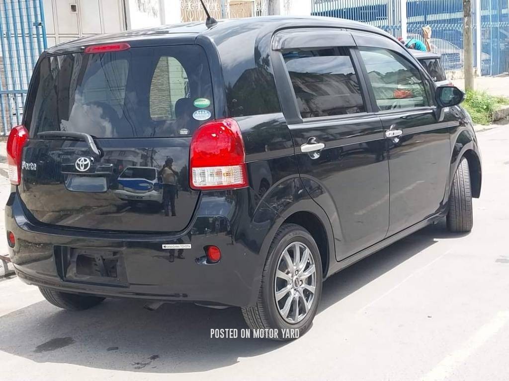 Toyota Porte 2017 Black