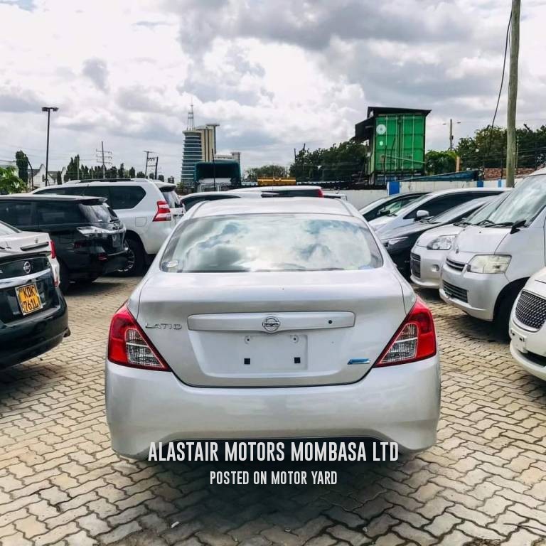 Nissan Latio 2017 Silver