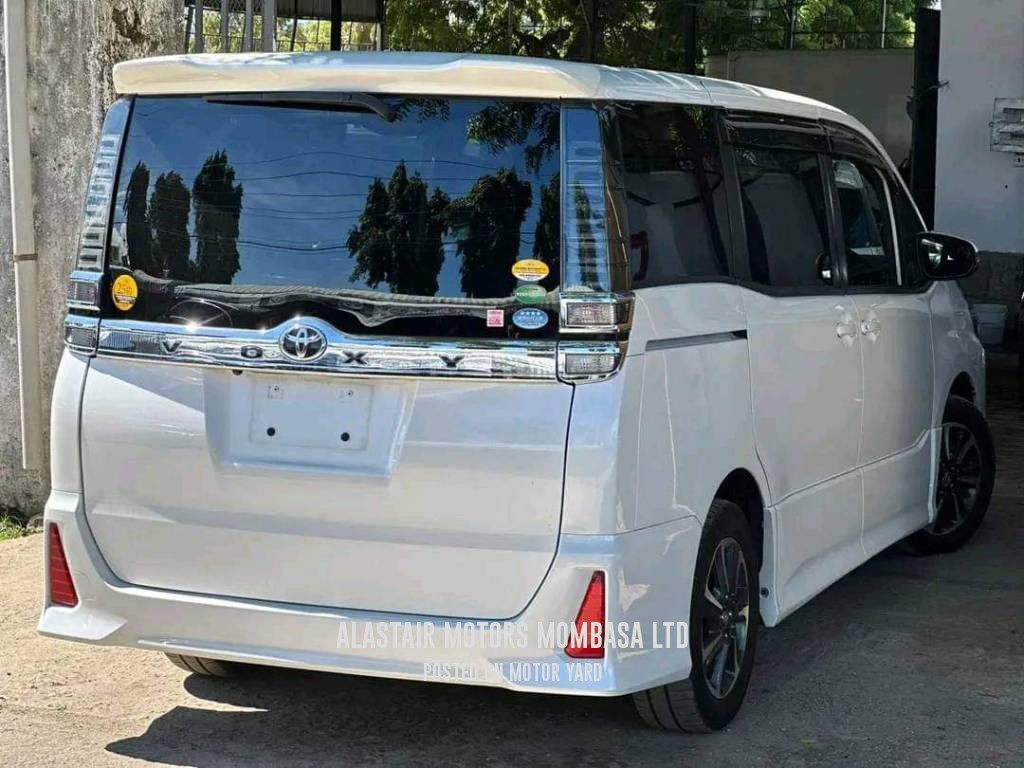 Toyota Voxy 2017 White