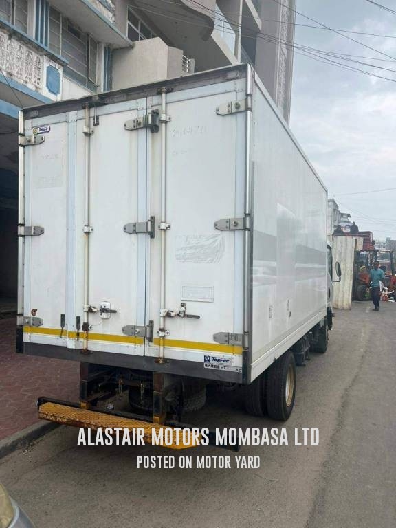 Isuzu ELF 2016 White