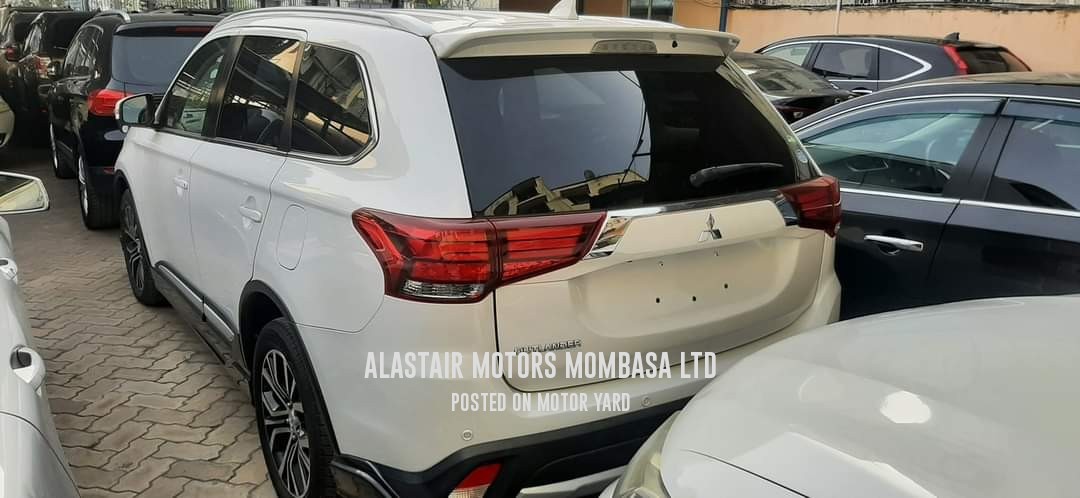 Mitsubishi Outlander 2016 White