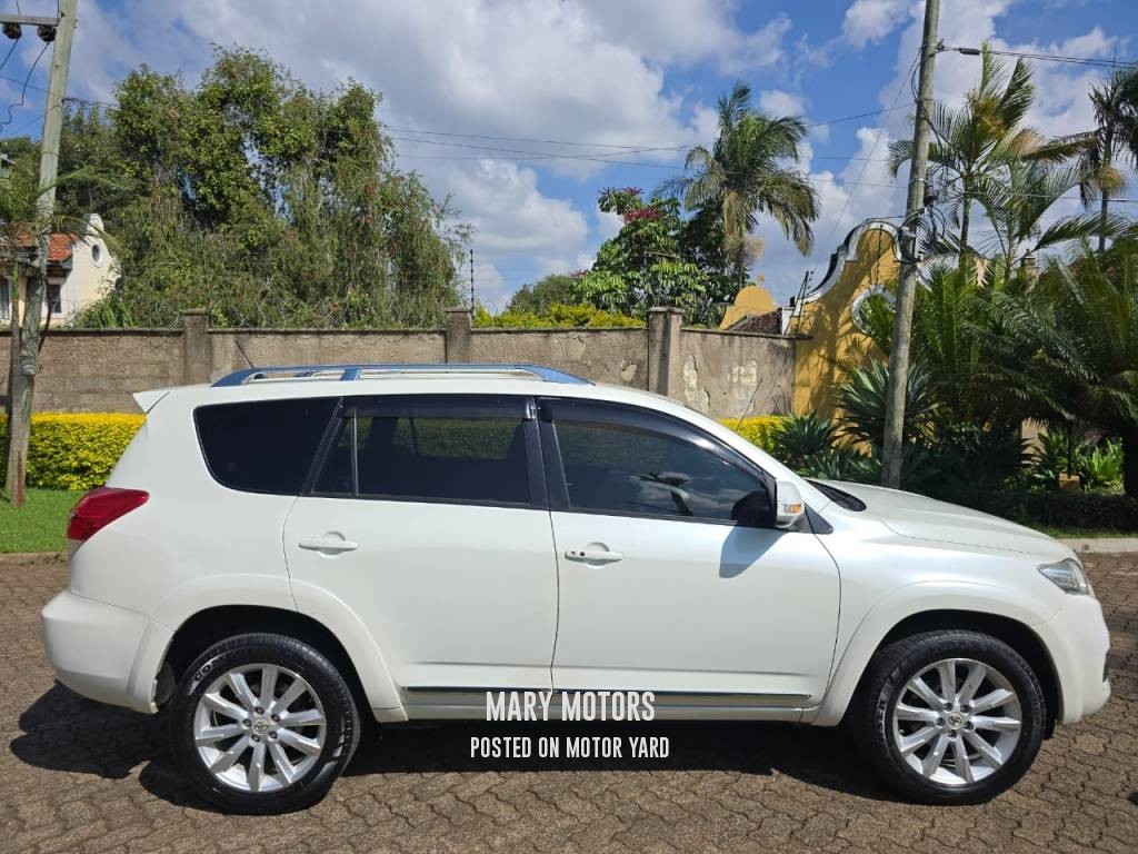 Toyota Vanguard 2012 White