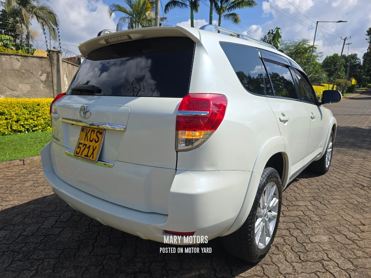Toyota Vanguard 2012 White