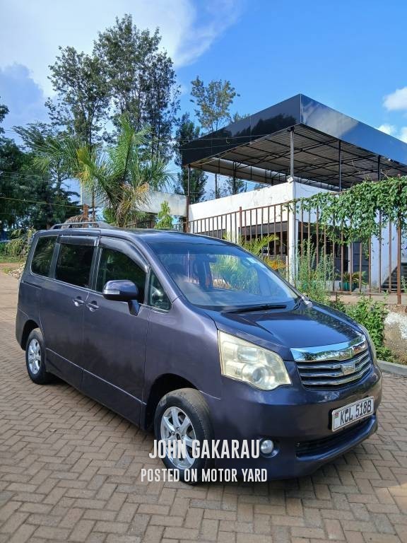 Toyota Noah 2010 Blue