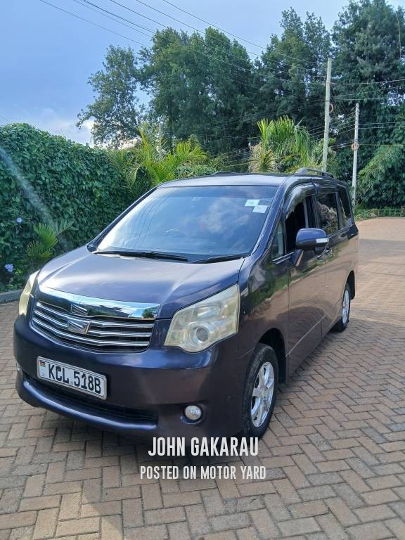 Toyota Noah 2010 Blue