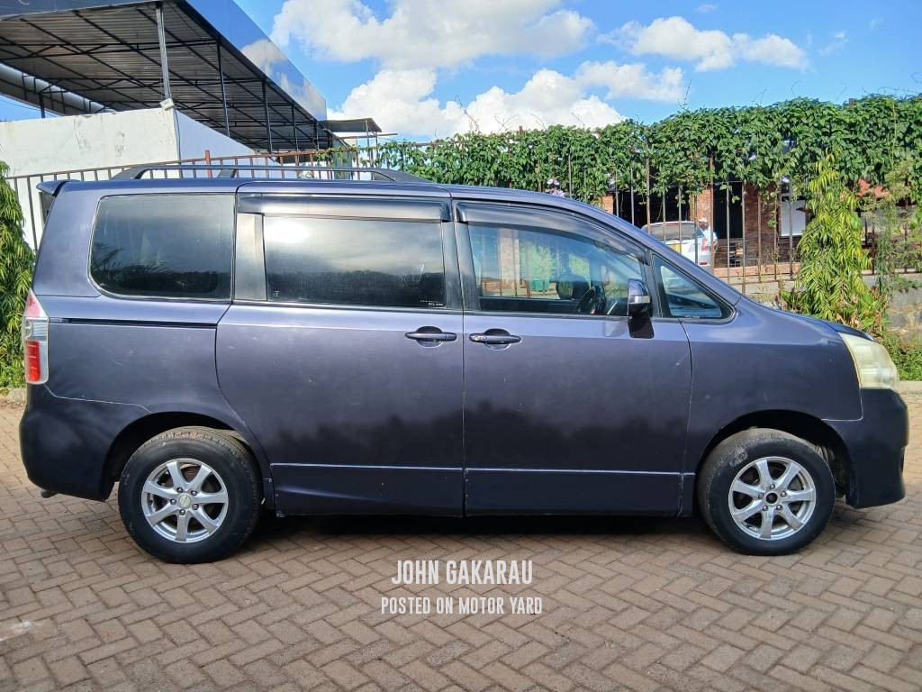 Toyota Noah 2010 Blue