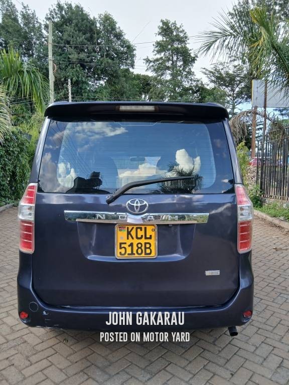 Toyota Noah 2010 Blue
