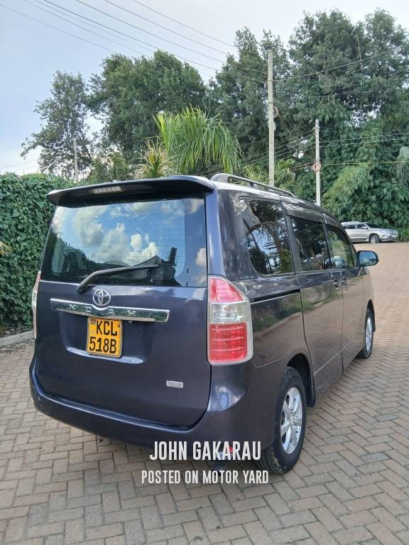 Toyota Noah 2010 Blue