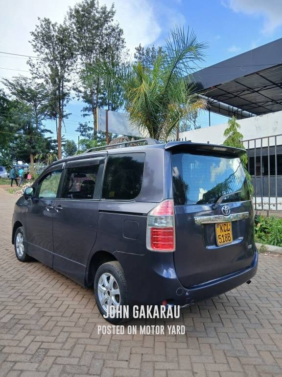 Toyota Noah 2010 Blue