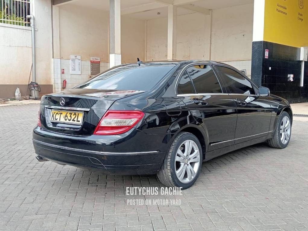 Mercedes-Benz C200 2011 Black